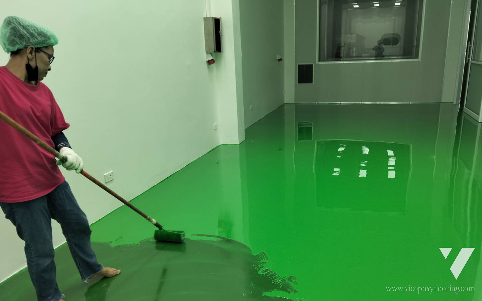 ทีมช่าง VIC กำลังติดตั้งพื้น Epoxy Self-Leveling ในโรงงานควบคุมพิเศษ